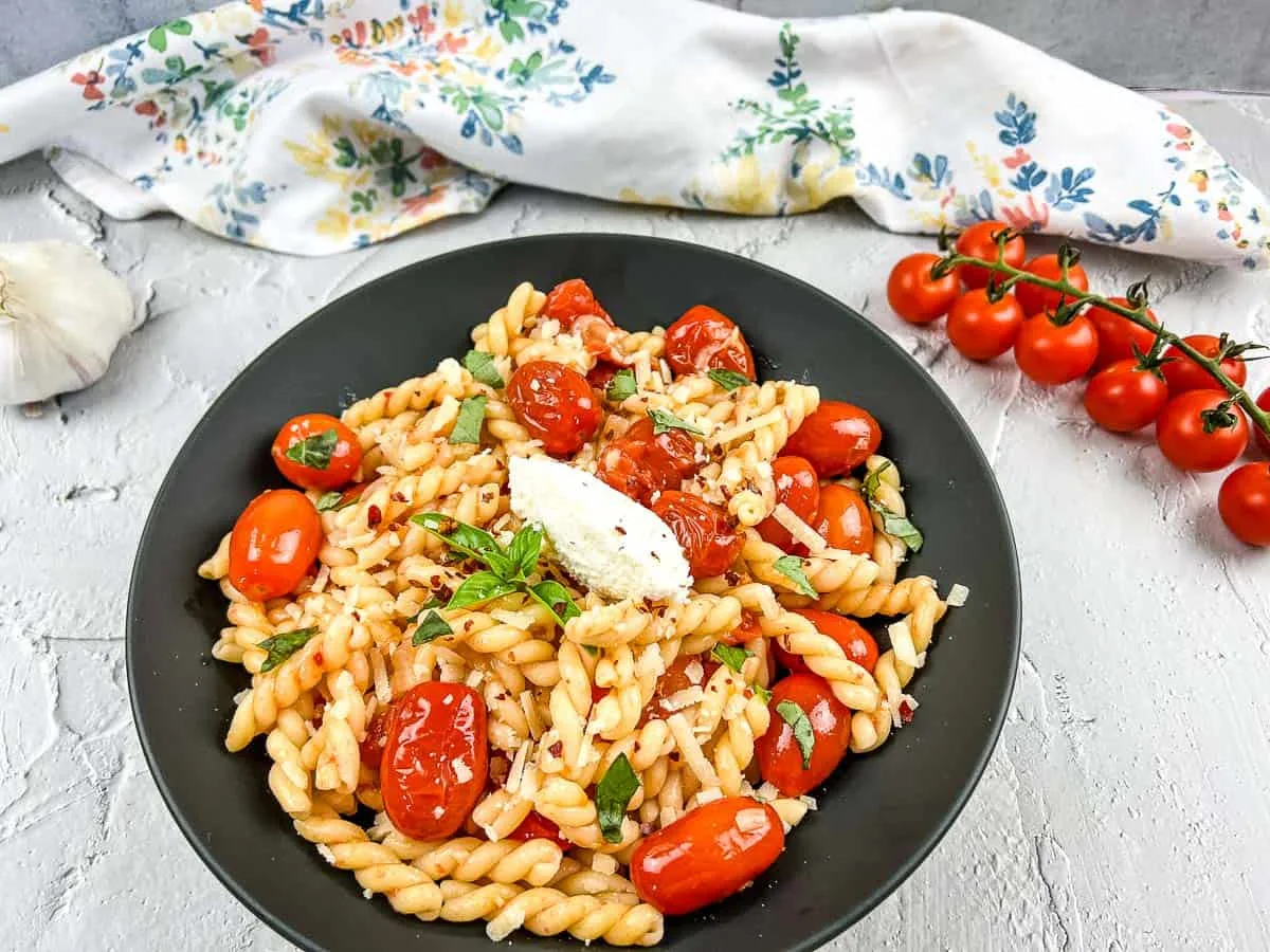 Pasta with Fresh Cherry Tomato Sauce